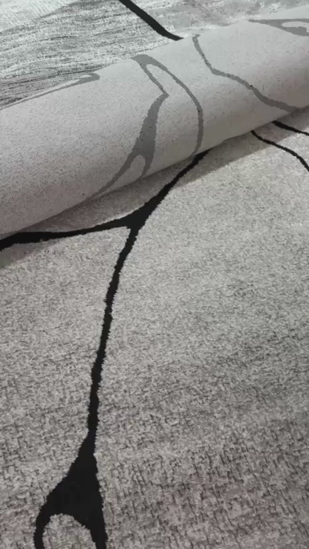 De nuestra colección POLAR: Este tapete color negro y gris con plata, elaborado con&nbsp;hilo de poliéster brillante de alta calidad, aporta suavidad, estilo y un sutil brillo que realza cualquier espacio. Su diseño contemporáneo y textura confortable lo convierten en una pieza funcional y decorativa para el hogar.

Características:

Tejido a máquina.
Hilo de poliéster brillante de alta calidad.
Textura suave al tacto.
Reverso de algodón para mayor resistencia y durabilidad.
Diseño plegable para fácil almac
