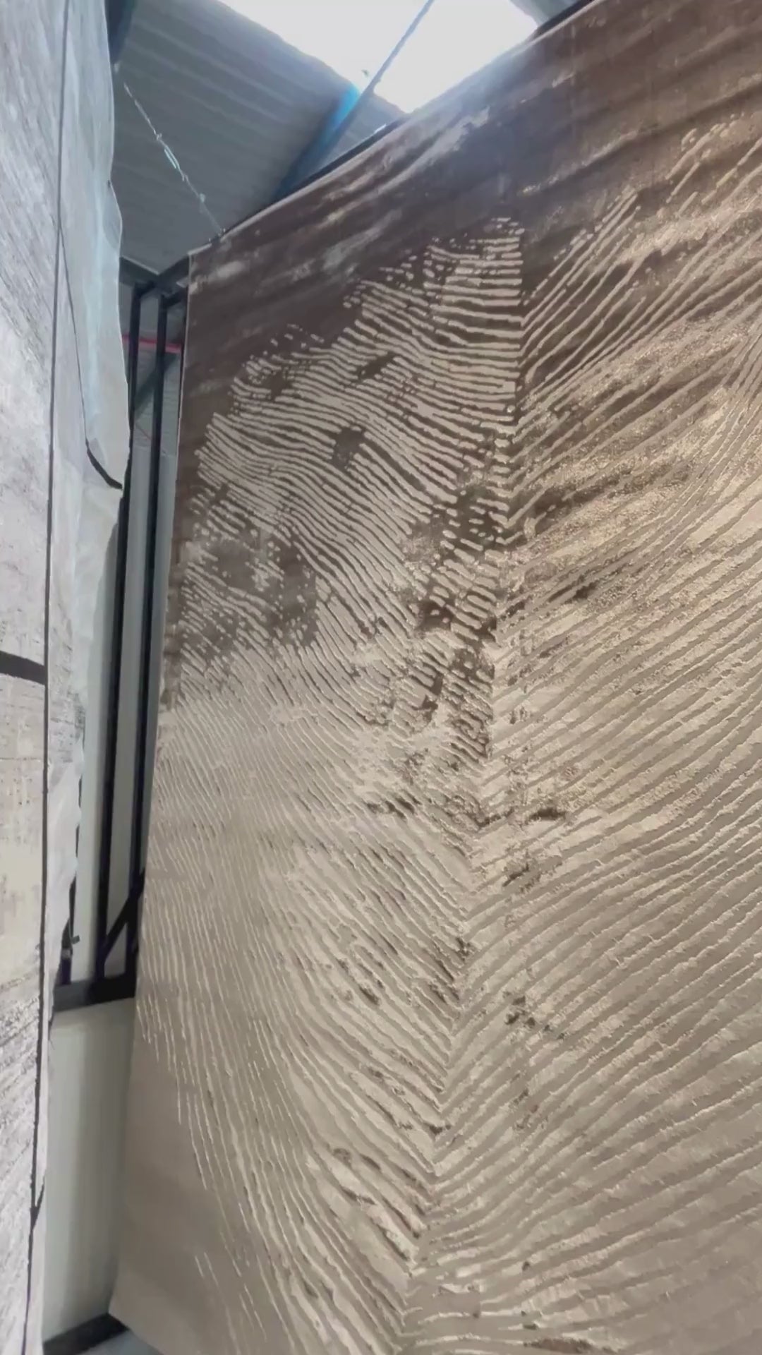 De nuestra colección POLAR: Este tapete beige con destellos dorados, elaborado con hilo de poliéster brillante de alta calidad, aporta suavidad, estilo y un sutil brillo que realza cualquier espacio. Su diseño contemporáneo y textura confortable lo convierten en una pieza funcional y decorativa para el hogar.

Características:

Tejido a máquina.
Hilo de poliéster brillante de alta calidad.
Textura suave al tacto.
Reverso de algodón para mayor resistencia y durabilidad.
Diseño plegable para fácil almacenamie