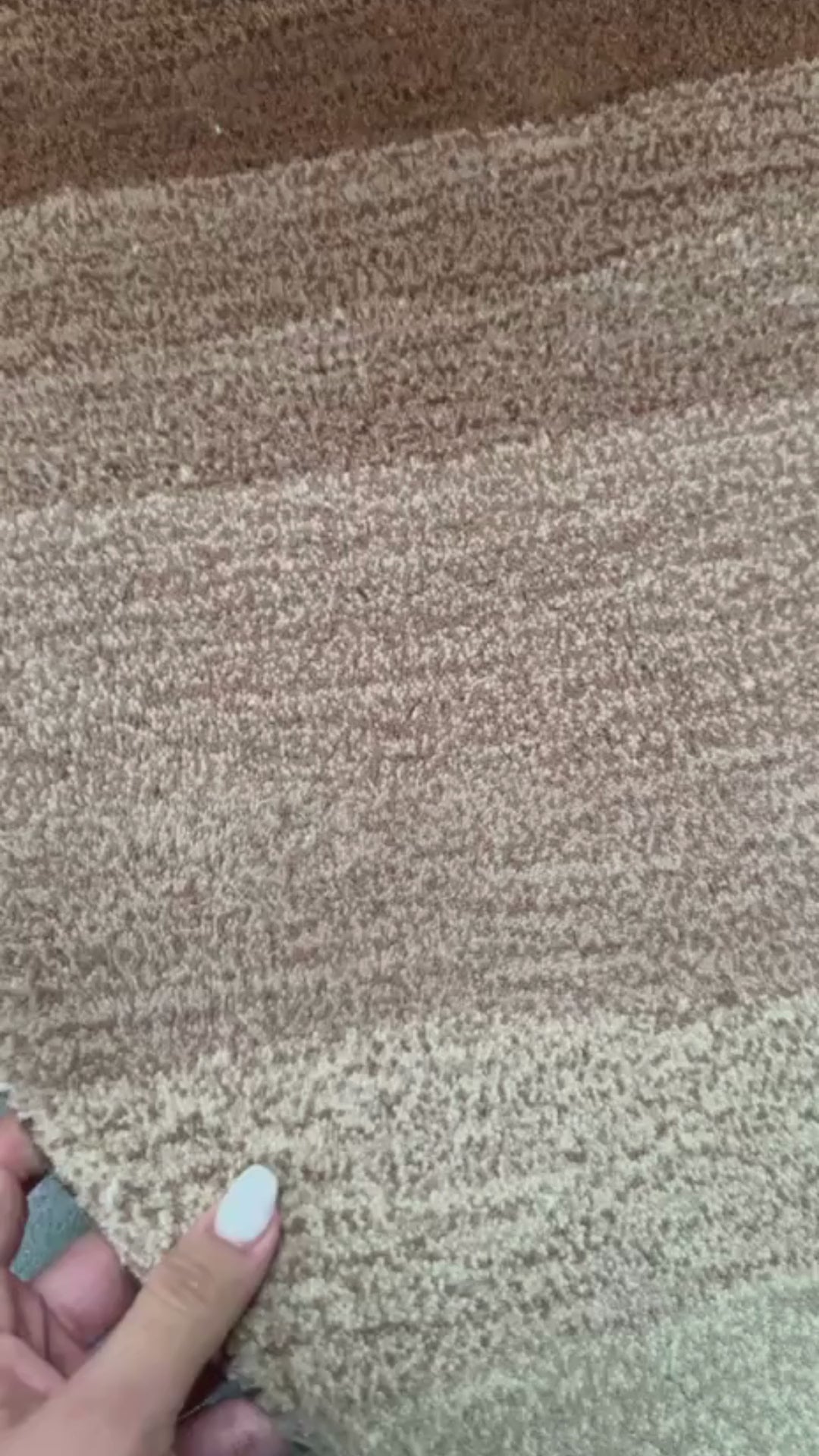 De nuestra colección Premium Hand Tufted: Este tapete en tonos beige y crema, con café, es ideal para cualquier espacio.&nbsp;Cada tapete es una pieza artesanal única, hecha completamente a mano con materiales premium y un proceso que puede tomar hasta 3 meses, reflejando dedicación, detalle y exclusividad en cada fibra.

Características:

Hecho a mano.
Base de algodón.
70% lana de Nueva Zelanda, 30% viscosa.
Hecho en India.&nbsp;