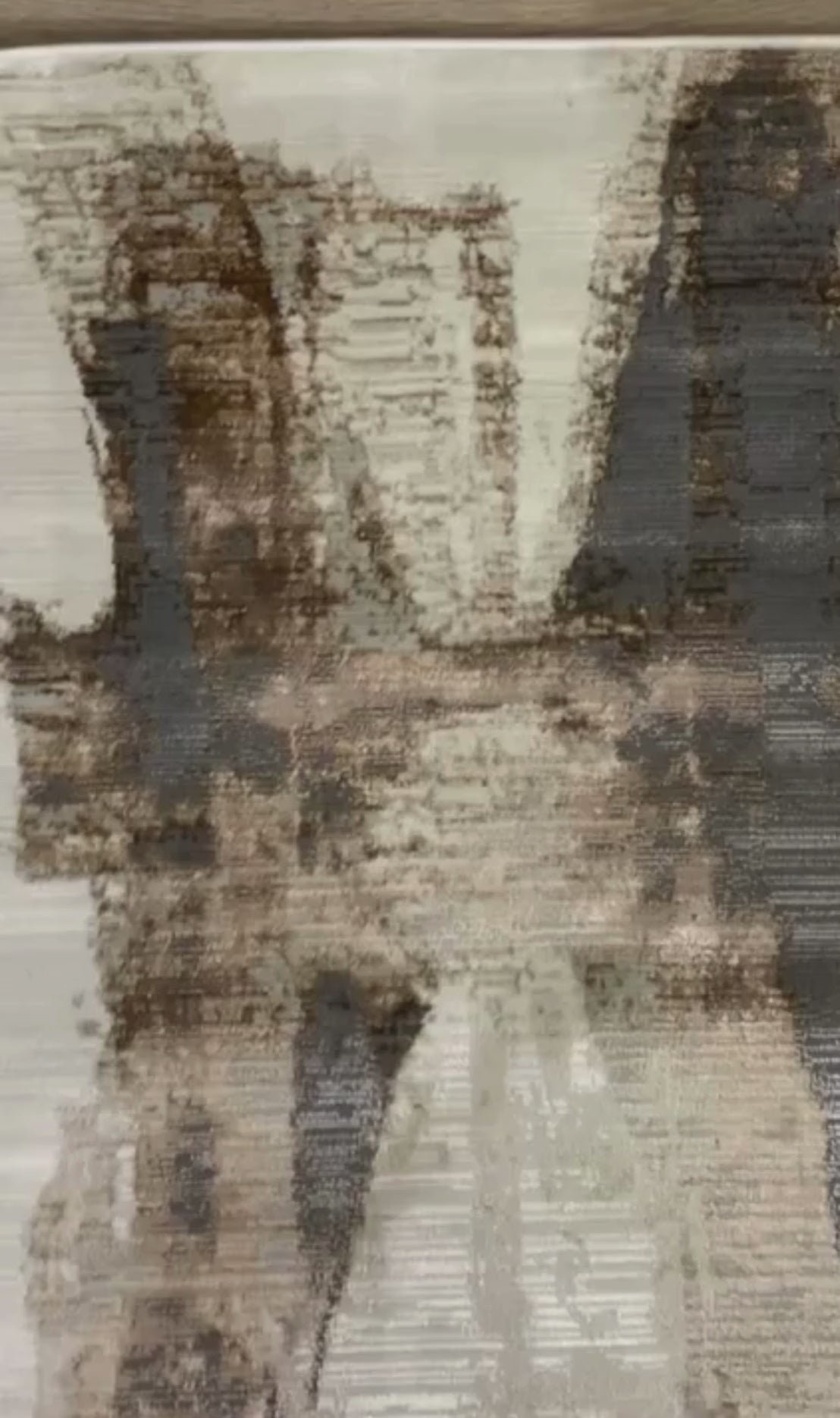 La colección KAI combina elegancia contemporánea con una textura luminosa que realza cualquier espacio. Confeccionados en una mezcla de poliéster y viscosa brillante, estos tapetes ofrecen un acabado suave al tacto y un sutil efecto de brillo que aporta sofisticación visual. Su respaldo 100% de algodón brinda estabilidad y durabilidad, mientras que su elaboración en telar a máquina garantiza precisión en cada detalle.


El tono de los colores pueden variar ligeramente según la&nbsp;iluminación&nbsp;de las f