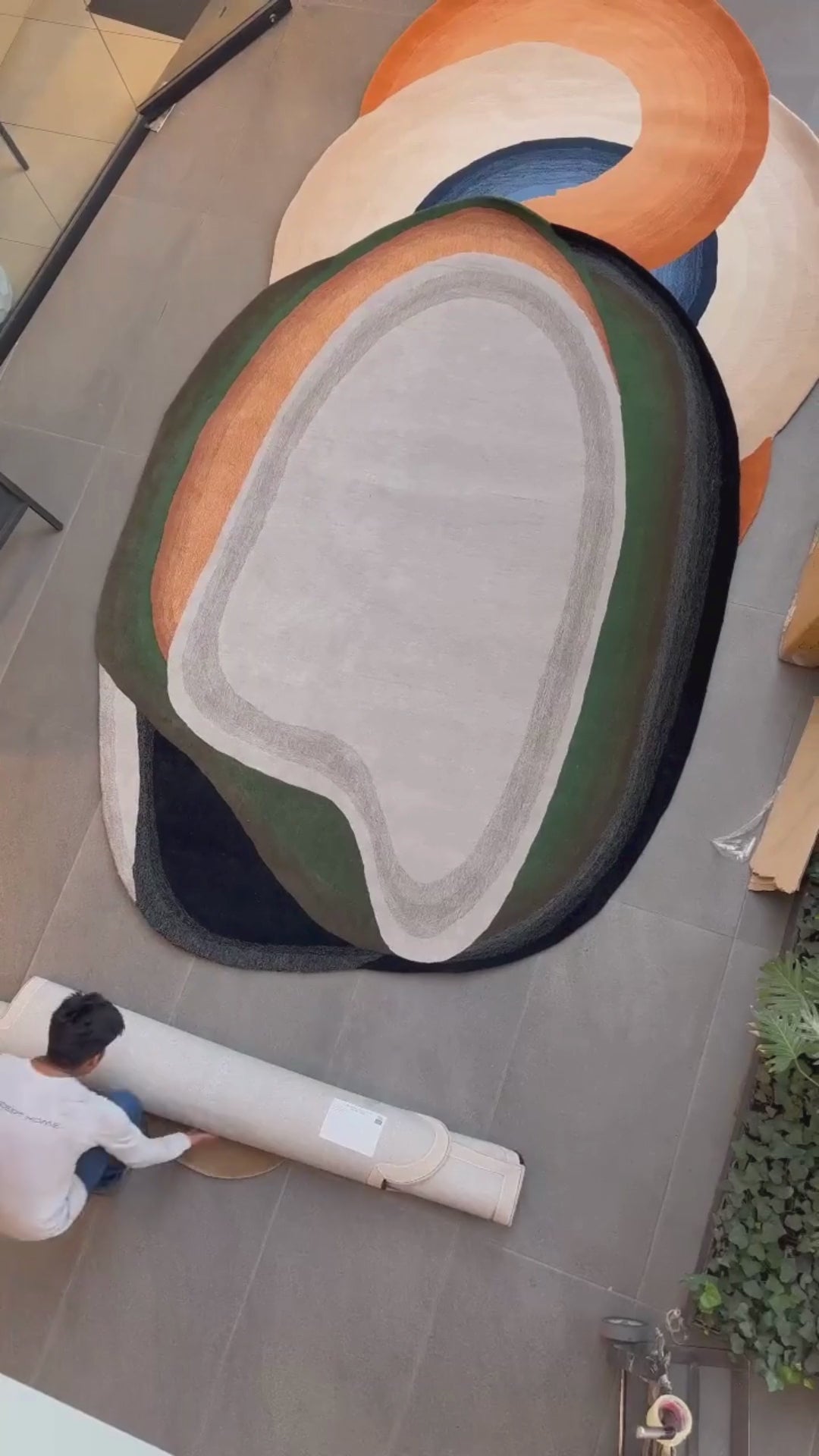 De nuestra colección Premium Hand Tufted: Esta pieza en tonos cafes, marrones y negros, con forma irregular es el tapete ideal. Cada tapete es una pieza&nbsp;artesanal única, hecha completamente a mano con materiales premium y un proceso que puede tomar hasta 3 meses, reflejando dedicación, detalle y exclusividad en cada fibra.

Características:

Hecho a mano.
Base de algodón.
70% lana de Nueva Zelanda, 30% viscosa.
Hecho en India.&nbsp;