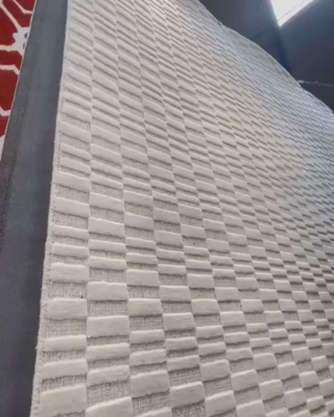De nuestra colección Premium Hand Tufted: Este tapete beige color vainilla con textura&nbsp; es una pieza artesanal única, hecha completamente a mano con materiales premium y un proceso que puede tomar hasta 3 meses, reflejando dedicación, detalle y exclusividad en cada fibra.

Características:

Hecho a mano.
Base de algodón.
70% lana de Nueva Zelanda, 30% viscosa.
Hecho en India.&nbsp;