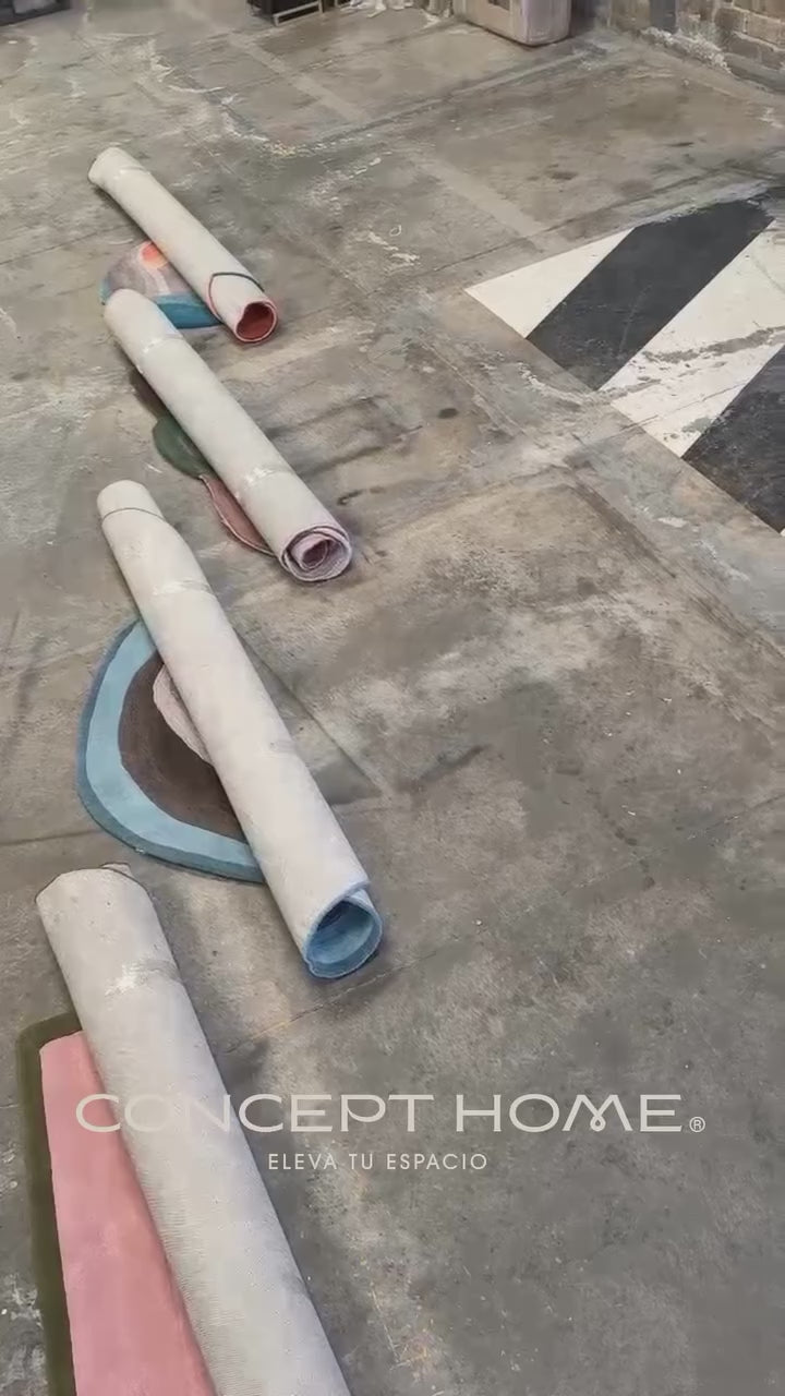 De nuestra colección Premium Hand Tufted: Este tapete en tono rosa morado y naranja con verde  aporta suavidad, elegancia y un toque acogedor a cualquier espacio. Su color delicado crea ambientes cálidos y sofisticados, mientras su elaboración artesanal refleja exclusividad y atención al detalle en cada fibra. Cada pieza es única, hecha completamente a mano con materiales premium y un proceso que puede tomar hasta 3 meses.