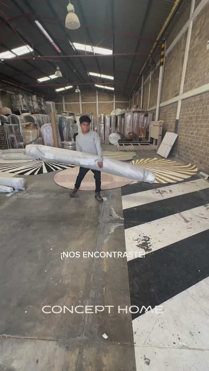 De nuestra colección Premium Hand Tufted: Tapete alargado color beige con negro es una pieza artesanal única, hecha completamente a mano con materiales premium y un proceso que puede tomar hasta 3 meses, reflejando dedicación, detalle y exclusividad en cada fibra.

Características:

Hecho a mano.
Base de algodón.
70% lana de Nueva Zelanda, 30% viscosa.
Hecho en India.&nbsp;