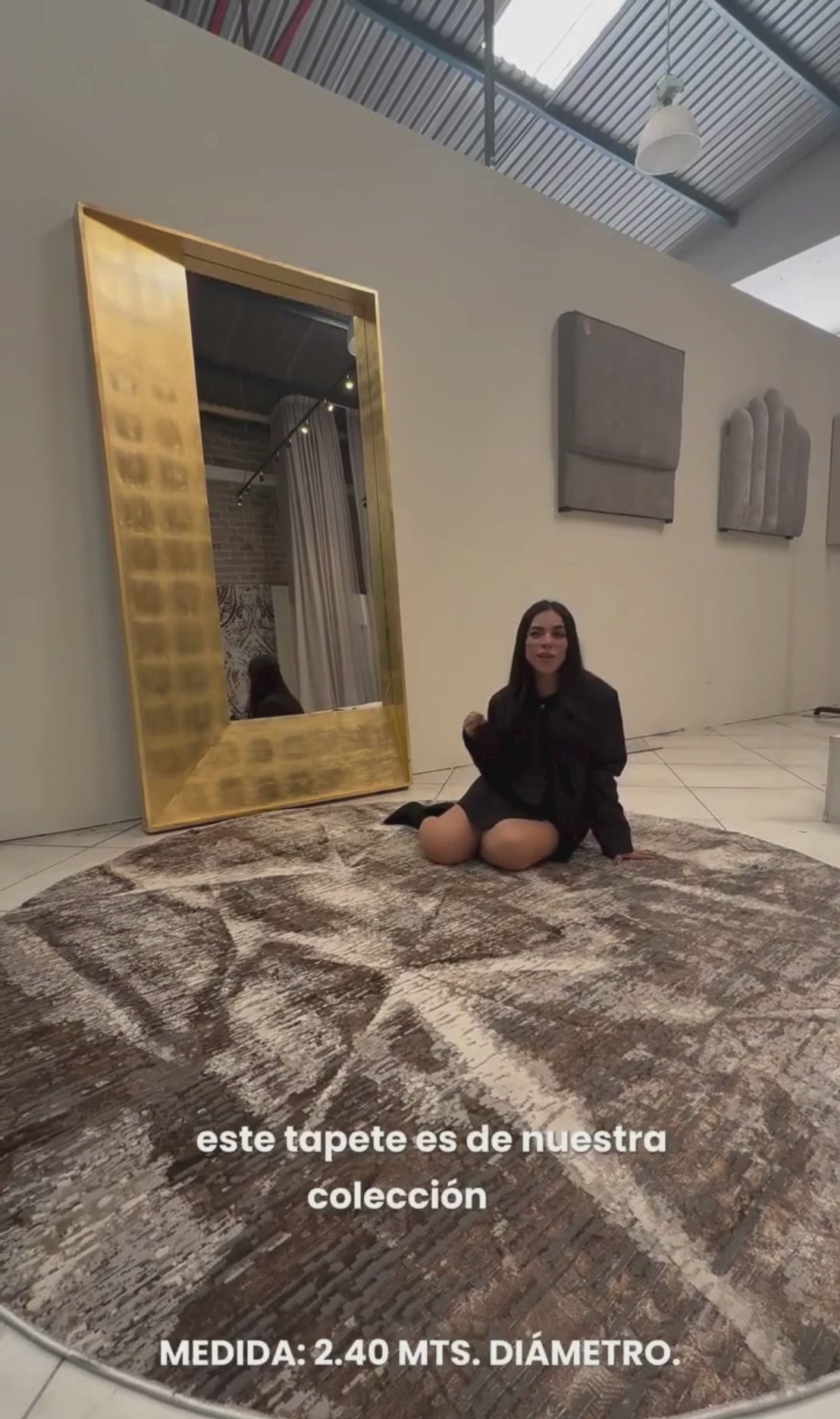 La colección KAI combina elegancia contemporánea con una textura luminosa que realza cualquier espacio. Confeccionados en una mezcla de poliéster y viscosa brillante, estos tapetes ofrecen un acabado suave al tacto y un sutil efecto de brillo que aporta sofisticación visual. Su respaldo 100% de algodón brinda estabilidad y durabilidad, mientras que su elaboración en telar a máquina garantiza precisión en cada detalle.


El tono de los colores pueden variar ligeramente según la&nbsp;iluminación&nbsp;de las f