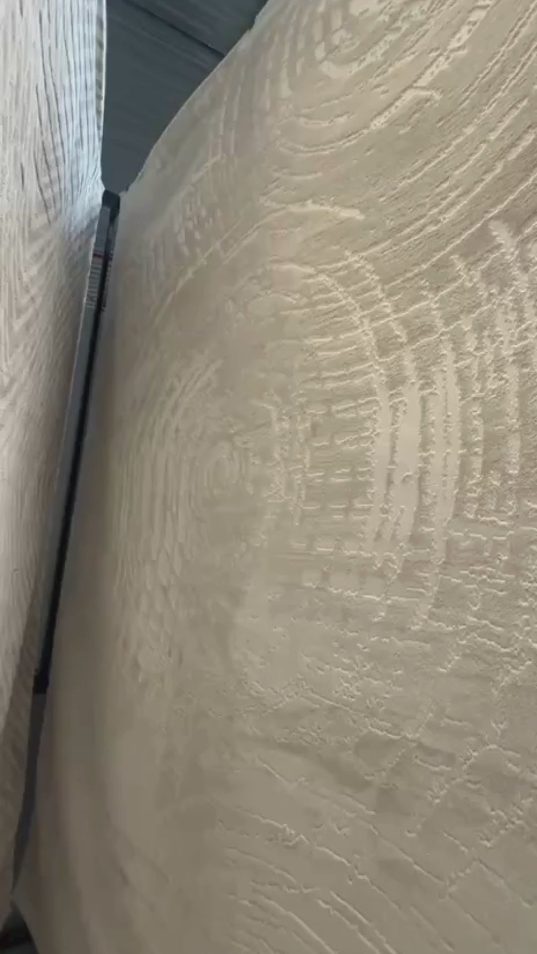 Presentamos nuestra última colección de alfombras de diseño NUDE&nbsp;: una sofisticada combinación de tonos beige y moca cálidos. Elaboradas con una textura de relieve para mayor profundidad, cada pieza presenta una combinación única de dos tipos de hilo de primera calidad, creando una sensación suave y tridimensional. Con un estilo moderno y a la vez versátil, esta colección aporta un toque playero y relajado a cualquier espacio. El equilibrio perfecto entre elegancia informal y diseño refinado.