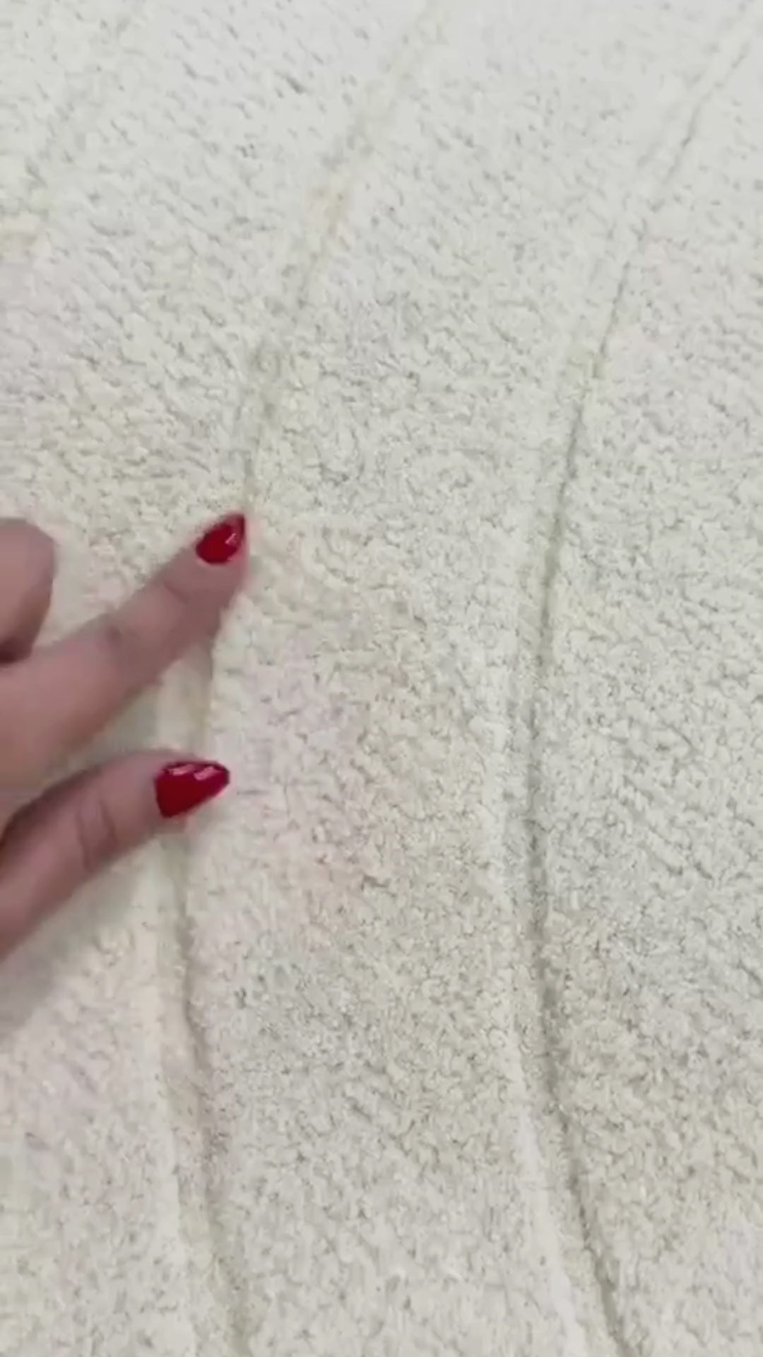 De nuestra colección Premium Hand Tufted:&nbsp; Este tapete es una pieza especial color ivory de diseño&nbsp;artesanal única, hecha completamente a mano con materiales premium y un proceso que puede tomar hasta 3 meses, reflejando dedicación, detalle y exclusividad en cada fibra.

Características:

Hecho a mano.
Base de algodón.
70% lana de Nueva Zelanda, 30% viscosa.
Hecho en India.&nbsp;