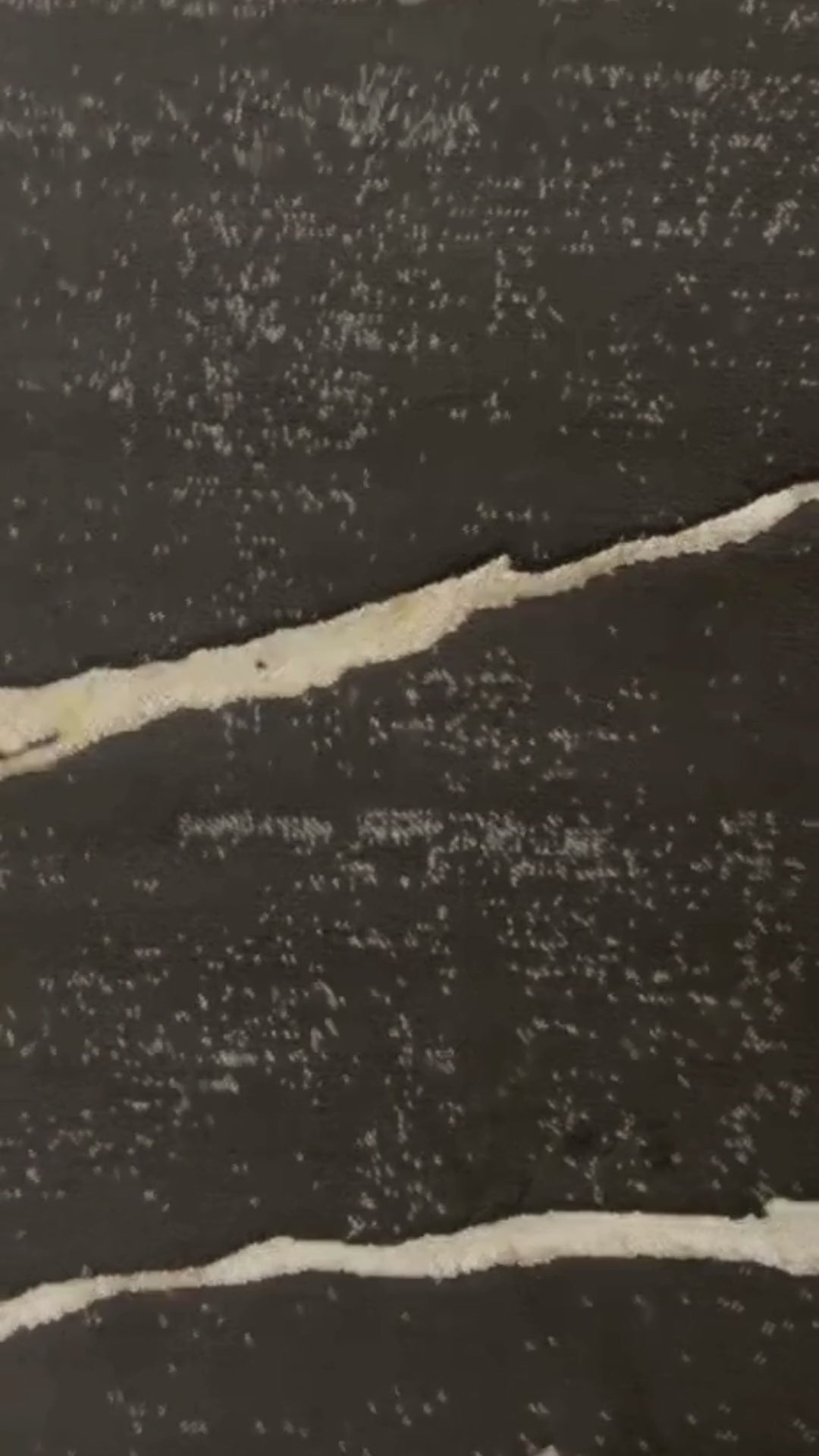 Tapete elaborado con 60% polipropileno y 40% poliéster, materiales que ofrecen una combinación ideal entre resistencia, suavidad y fácil mantenimiento. Su fabricación en tejido mecánico brinda un acabado uniforme y duradero. Hecho en Turquía.

Características:

El color de la alfombra puede variar según el ángulo de visión, creando un efecto visual sutil y elegante.
Reverso elaborado en 100% algodón.
Diseño plegable para facilitar su manejo y almacenamiento.
Tejido plano fabricado en telar mecánico.
Alta re