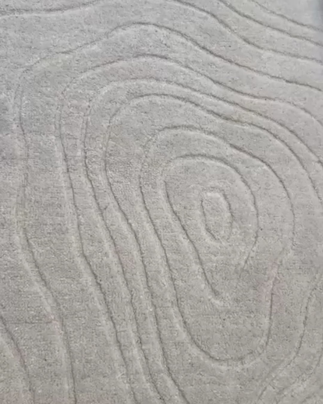 De nuestra colección Premium Hand Tufted: Tapete color beige&nbsp;es una pieza artesanal única, hecha completamente a mano con materiales premium y un proceso que puede tomar hasta 3 meses, reflejando dedicación, detalle y exclusividad en cada fibra.

Características:

Hecho a mano.
Base de algodón.
70% lana de Nueva Zelanda, 30% viscosa.
Hecho en India.&nbsp;