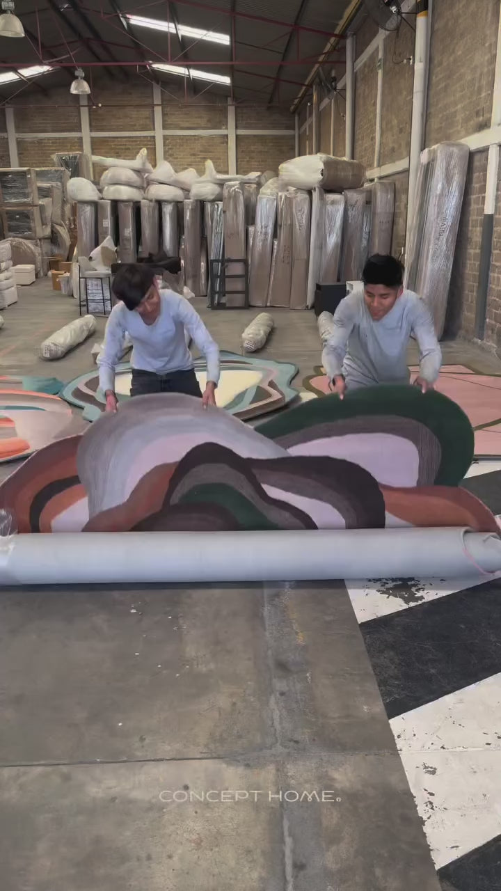 De nuestra colección Premium Hand Tufted: Este tapete en tono rosa morado y naranja con verde  aporta suavidad, elegancia y un toque acogedor a cualquier espacio. Su color delicado crea ambientes cálidos y sofisticados, mientras su elaboración artesanal refleja exclusividad y atención al detalle en cada fibra. Cada pieza es única, hecha completamente a mano con materiales premium y un proceso que puede tomar hasta 3 meses.