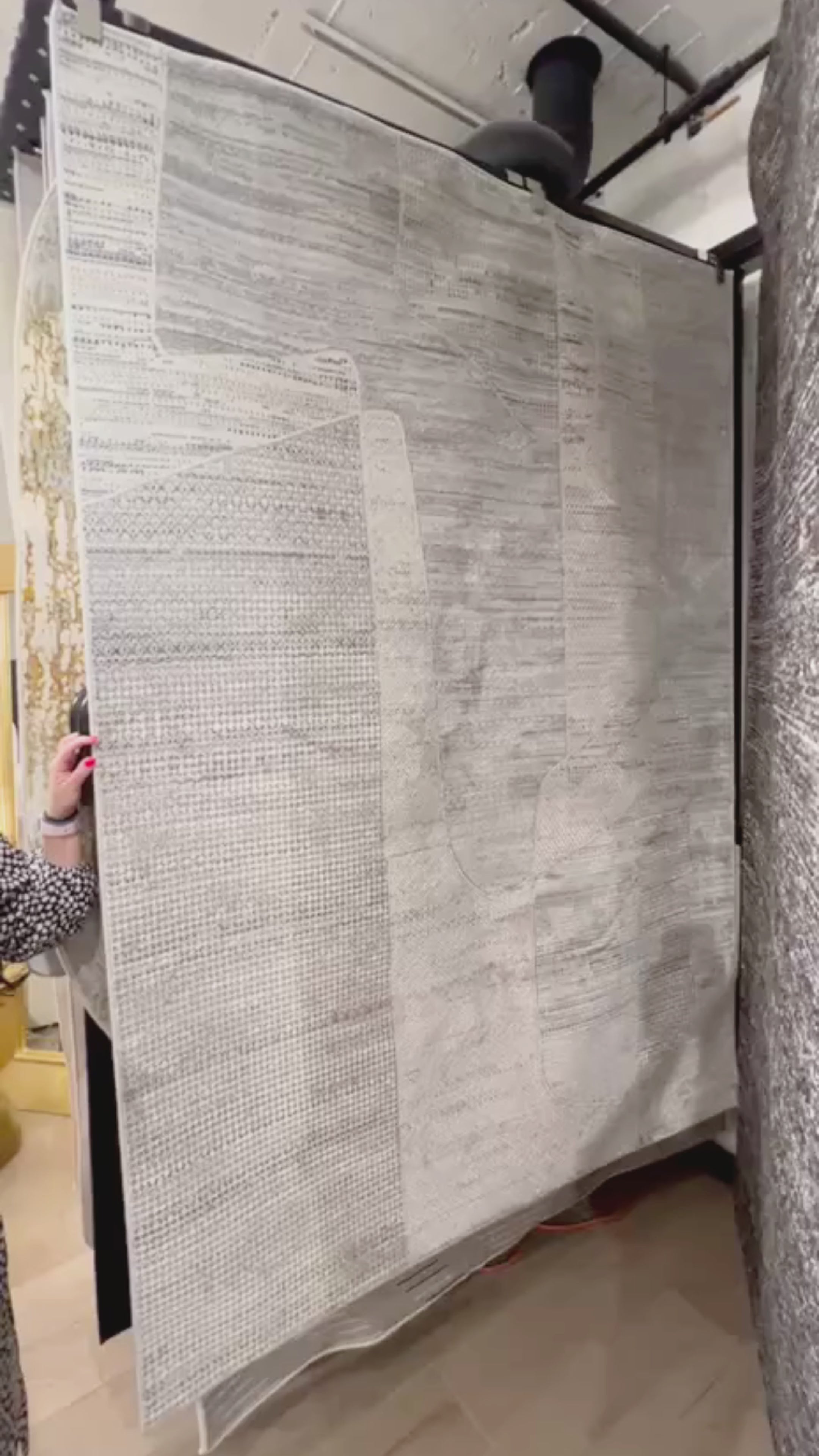 La colección KAI combina elegancia contemporánea con una textura luminosa que realza cualquier espacio.Este tapete con patron en tonos azules fue confeccionado en una mezcla de poliéster y&nbsp;viscosa brillante, estos tapetes ofrecen un acabado suave al tacto y un sutil efecto de brillo que aporta sofisticación visual. Su respaldo 100% de algodón brinda estabilidad y durabilidad, mientras que su elaboración en telar a máquina garantiza precisión en cada detalle.


El tono de los colores pueden variar liger