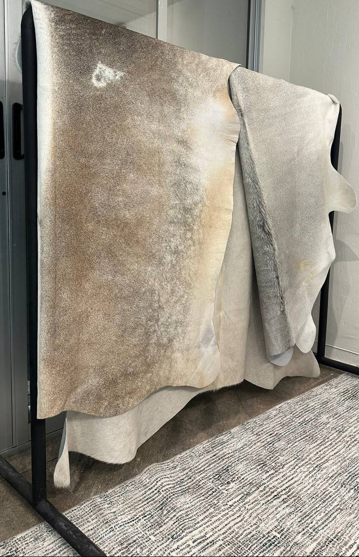 Alfombra decorativa estilo piel de vaca que aporta elegancia y luminosidad a cualquier espacio.
Su combinación se adapta fácilmente a distintos estilos de decoración, mientras que su brillo y textura suave crean una sensación acogedora y sofisticada en sala, recámara, estudio u oficina.

Diseñada para el uso diario, ofrece resistencia al desprendimiento de fibras, fácil limpieza y una estructura duradera que mantiene su apariencia con el tiempo.

Características:


Pieles de vaca 100% auténticas&nbsp;
Casi 