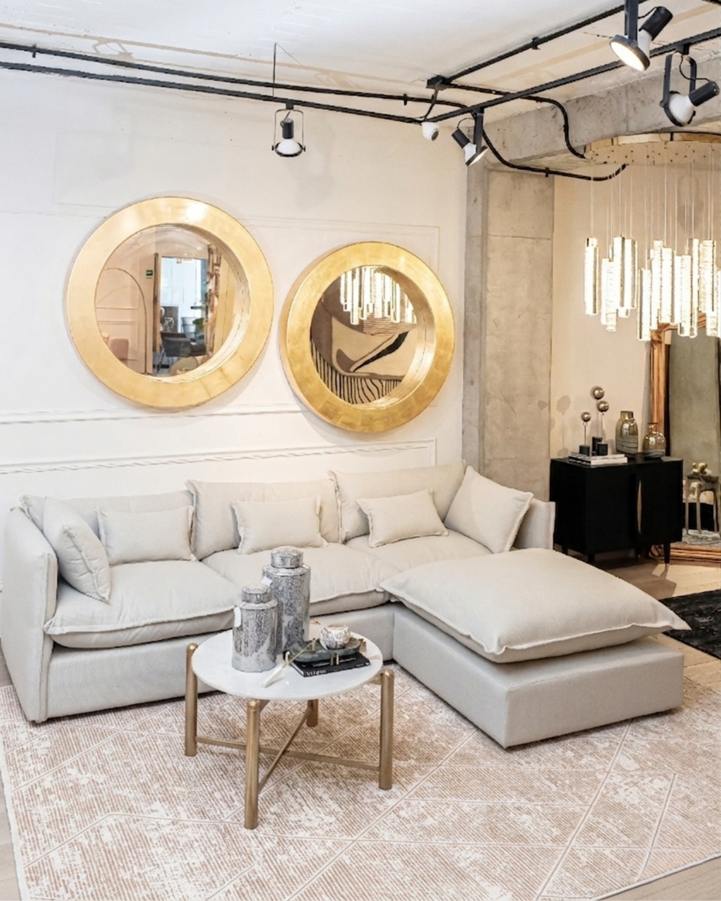 La colección JADE&nbsp;combina elegancia contemporánea con una textura luminosa que realza cualquier espacio. Confeccionados en una mezcla de poliéster y viscosa brillante, estos tapetes ofrecen un acabado suave al tacto y un sutil efecto de brillo que aporta sofisticación visual. Su respaldo 100% de algodón brinda estabilidad y durabilidad, mientras que su elaboración en telar a máquina garantiza precisión en cada detalle.
Fabricados en Turquía, destacan por su calidad, diseño refinado y estilo atemporal.
